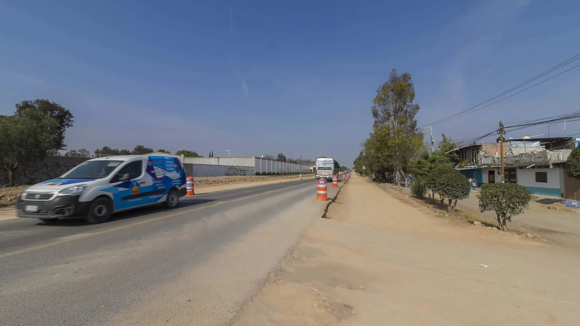 Son necesarios topes para evitar que vehículos circulen a alta velocidad sobre Panamericana.  Foto César Ortiz